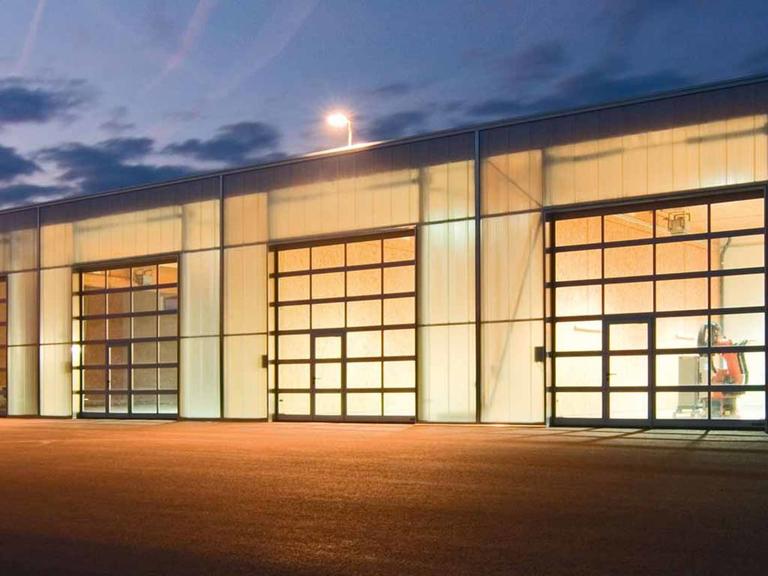Aluminium poorten met beglazing en stalen sokkel